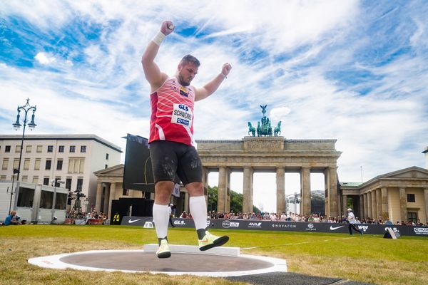 Leon Schwoebel (LG Rhein-Wied) beim Kugelstossen waehrend der deutschen Leichtathletik-Meisterschaften auf dem Pariser Platz am 24.06.2022 in Berlin